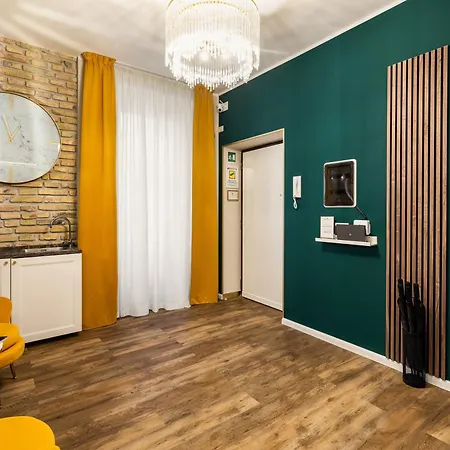 Albadea Deco&jacuzzi بيت ضيافة روما